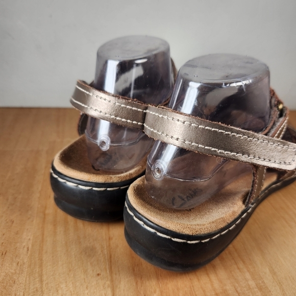 Clarks Sandals Women’s 9 Brown Leather Open Toe Wedge Floral Bendables Shoes - Picture 5 of 12